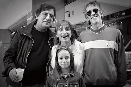 Mia creció entre canciones e hitos del rock nacional. En esta foto, tomada por Diego Ortiz Mujica, posa con su mamá, Charly García y Luis Alberto Spinetta cuando era chiquita.