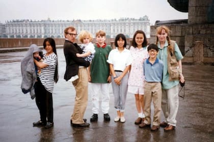 Mia, cuando aún estaba en pareja con Woody Allen, junto a su familia: Matthew, Sascha, Fletcher, Soon Yi, Lark Song y Summer Previn, fruto de su relación con el director de orquesta André Previn; y Moses, Dylan y Ronan Allen. Tras separarse, la actriz adoptó cinco niños más (Tam, Isaiah Justus, Quincy, Frankie-Minh y Thaddeus Wilk)