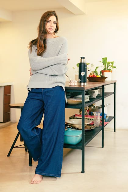 Mía empezó a escribir alrededor de los 18 años, cuando estaba en París trabajando como modelo. “Escribir es catártico. A mí, me ha permitido entender desde mi árbol genealógico hasta sentimientos que tenía muy guardados”, confiesa.