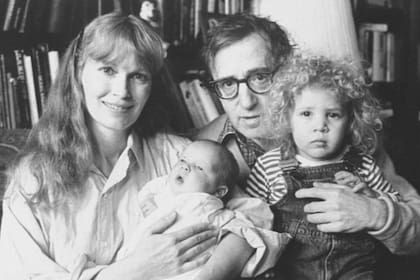 Mia Farrow y Woody Allen con sus hijos adoptivos, Moses y Dylan