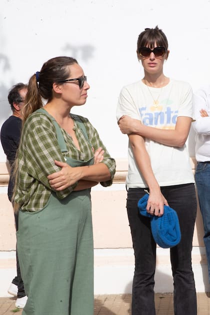 Mia Flores Pirán -de remera blanca-, hija de Ginette Reynal (cuñada de Rafa Pando) también dijo presente.