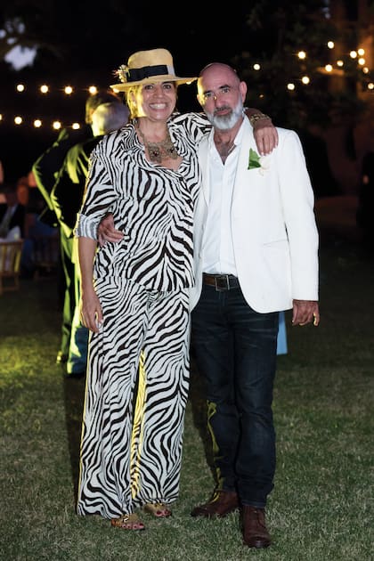 Mia Frers
–con print cebra–, junto a
Alejandro Roccatagliata.