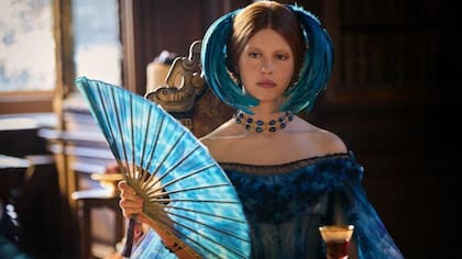 Mia Goth interpreta a Elizabeth, la esposa del científico, quien desarrolla un vínculo con la criatura