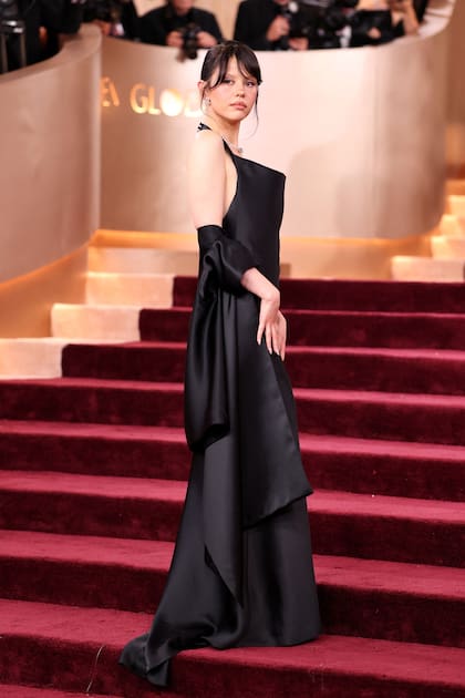 Mia Goth, otra de las celebridades que apostó por el negro. La actriz eligió un diseño de Dior para la gran noche