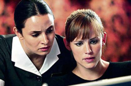 Mía Maestro con Jennifer Garner, en una escena de Alias