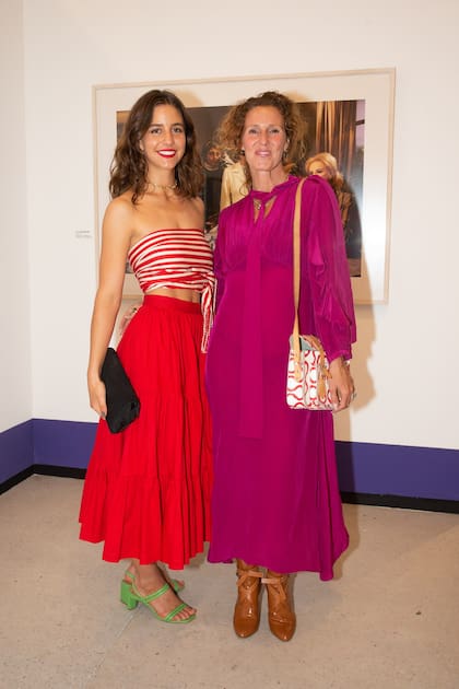 Mia Momone y Florencia Gómez Gerbi con su cartera Vivienne Westwood.