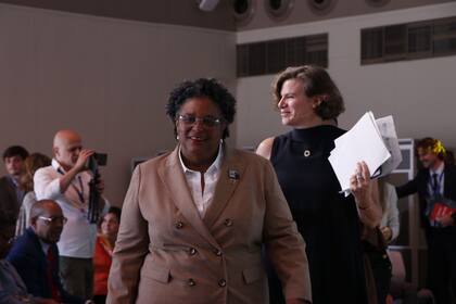 Mía Mottley, primera ministra de Barbados en una charla sobre financiamiento climático en Dubái