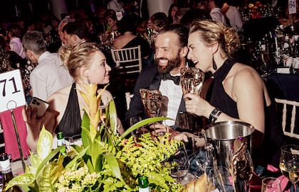 Mia Threapleton junto a Edward Abel Smith y Kate Winslet, durante la entrega de los BAFTA 2023
