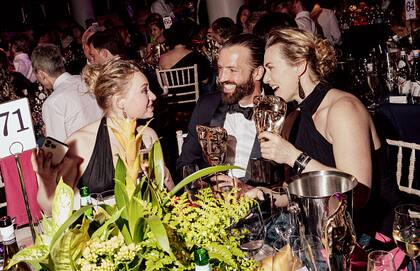 Mia Threapleton junto a Edward Abel Smith y Kate Winslet, durante la entrega de los BAFTA 2023