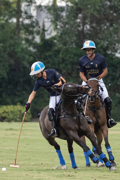 Mia y su papá, en acción. La hija mayor de los Cambiaso Vázquez es una destacada polista, ganadora en cuatro oportunidades del Abierto de Polo Femenino.