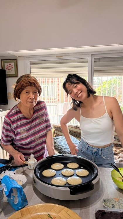 Miabi con su abuela materna que solo habla japonés