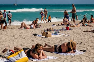 El alcalde de North Miami Beach vacunará gratis a turistas internacionales