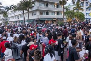 Caos en Miami: las imágenes del descontrol que llevó a imponer un toque de queda
