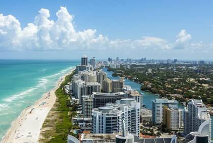 Miami Beach tiene a un lado el océano Atlántico, al otro, la bahía Biscayne y la ciudad de Miami.