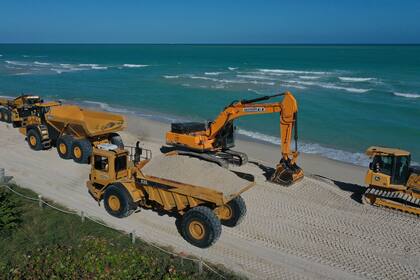 Es una inversión millonaria en arena para combatir la erosión de las playas