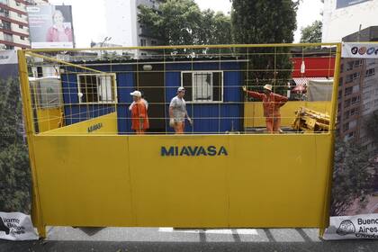 Miavasa, la empresa contratista que realizará el parque Lineal Honorio Pueyrredón, ya instaló vallas para desviar el tránsito