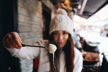 Mica aprendió a apreciar las comidas suizas.