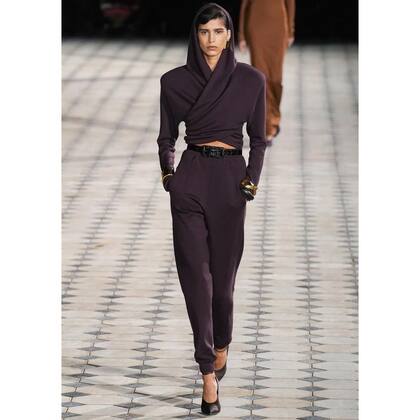 Mica Argañaraz, la modelo top argentina, desfiló bajo la Torre Eiffel para Saint Lauren