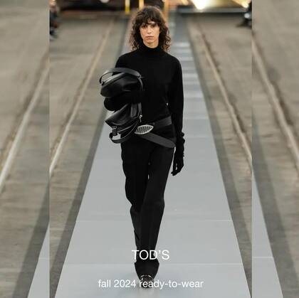 Mica Argarañaz desfiló sobre la pasarela de Tod's