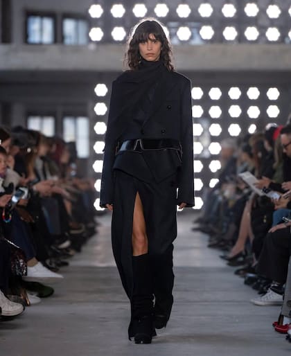 Mica Argarañaz en el desfile de Sacai