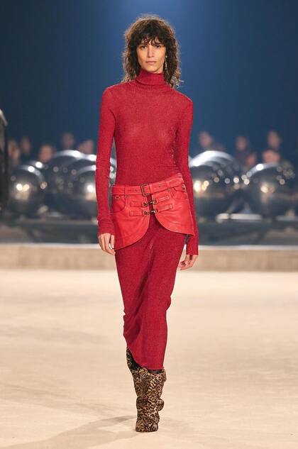 Mica Argarañaz en el desfile ready-to-wear otoño 2024 de Isabel Marant