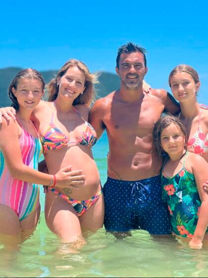 Mica, Cubero y las tres hijas del futbolista: Allegra, Sienna e Indiana