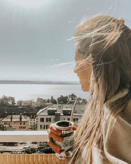 Mica, en el balcón de su departamento en Neuchâtel, Suiza.