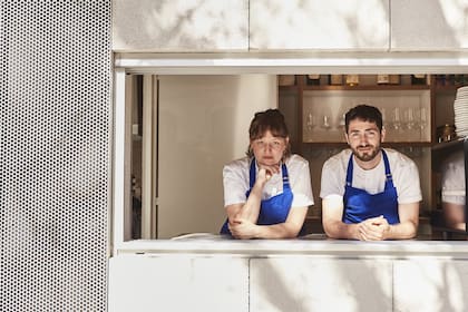 Mica Najmanovich y Nicolás Arcucci, los creadores de uno de los restaurantes que más oleaje hace en la escena gastronómica local. 