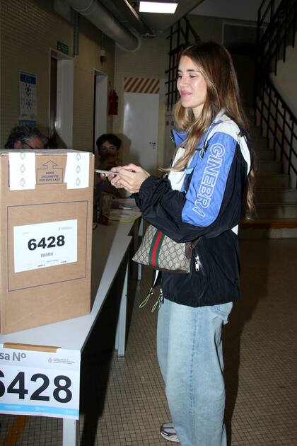 Mica Tinelli, en el momento en el que deja su voto en la urna