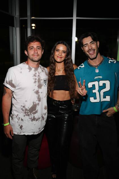 Mica Vázquez con su pareja Gerónimo Klein y el modelo y actor Leo Lugón.