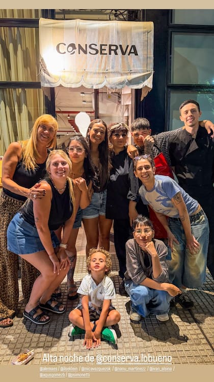 Mica Vázquez con sus familiares después de cerrar el restaurante