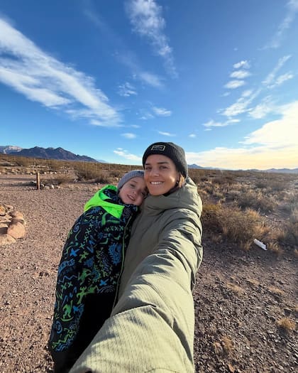 Mica Vázquez junto a su hijo Baltazar en Uspallata