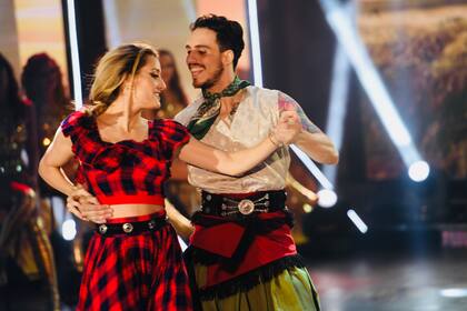 Mica Viciconte e Ignacio Saraceni, en la prueba de folclore, luego de sus coreografías de cumbia y bachata y antes del cierre final dedicado a temas de Luis Miguel