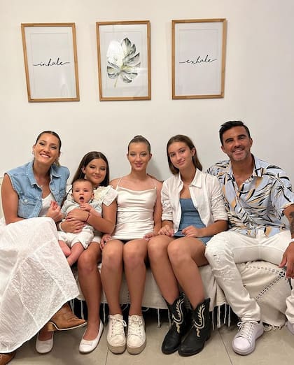 Mica Viciconte y Fabián Cubero con Luca y Sienna, Allegra e Indiana, las hijas del exbutbolista con Nicole Neumann