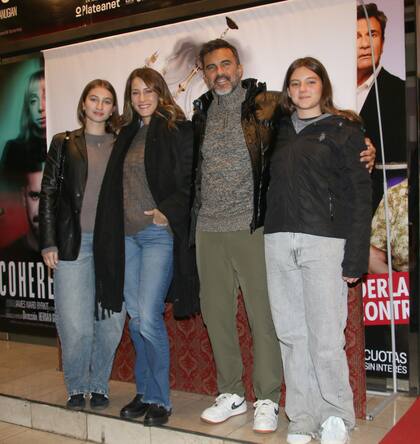 Mica Viciconte y Fabián Cubero dejaron al pequeño Luca en casa y armaron una salida familiar al teatro con Allegra y Sienna, dos de las tres hijas que el exfutbolista tuvo con Nicole Neumann. Los cuatro se divirtieron con la obra La función que sale mal, de Manuel González Gil