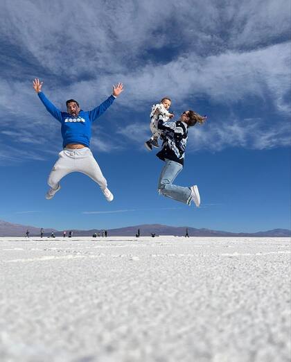 Mica Viciconte y Fabián Cubero junto al pequeño Luca en las Salinas Grandes