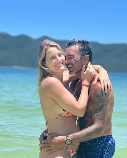 Mica Viciconte y Fabián Cubero regresaron recientemente de sus vacaciones de Brasil, donde se vio a la presentadora disfrutar de su embarazo a pleno junto a las hijas de su pareja (Crédito: Instagram/@micaviciconte)