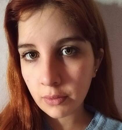 Micaela Altamirano, de 24 años, empezó con fiebre alta, dolor de garganta y pérdida del olfato hace dos meses cuando volvía del trabajo, pero que no logró todavía que un médico siga su caso