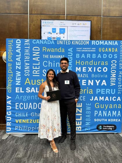 Micaela Acosta, junto a su esposo, en un encuentro con docentes de todo el mundo