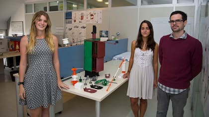 Micaela Ameijenda, María Baltar y Pedro Burgos, junto a prototipos de estaciones automáticas de medición