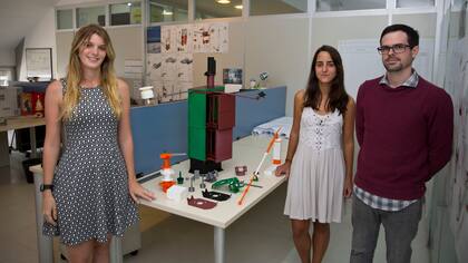 Micaela Ameijenda, María Baltar y Pedro Burgos, junto a prototipos de estaciones automáticas de medición