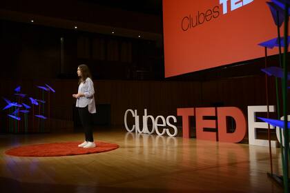 Micaela Amore en Clubes TED-Ed analiza el género de los juguetes