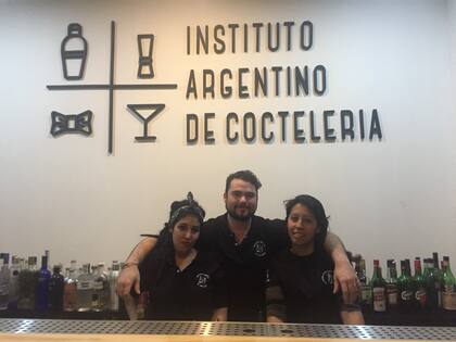 Micaela Chazarreta, Francisco Misuri y Vanina Rodríguez, estudiantes de la carrera anual de Bar Manager en el Instituto Argentino de Coctelería