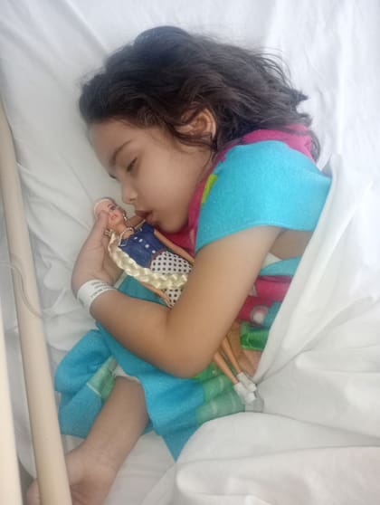 Micaela estuvo internada en el Hospital Garrahan, donde recibió tratamiento para el tumor encefálico inoperable por el que se estimaba que tenía apenas seis meses más de vida