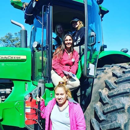 Micaela Guzowski en la capacitación a mujeres para el rubro de tractorista en el marco del programa "Mujeres en la Agroindustria", una iniciativa de Adecoagro que busca potenciar la participación de las mujeres