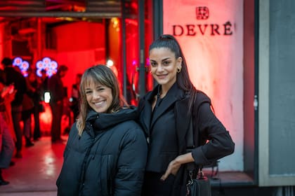 Micaela Lapegüe y Emily Lucius.