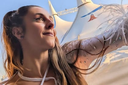 Micaela Leitner nació en Paraná, Argentina, pero vivió en varios países donde perfeccionó su arte junto a su marido chileno Matías Cienfuegos