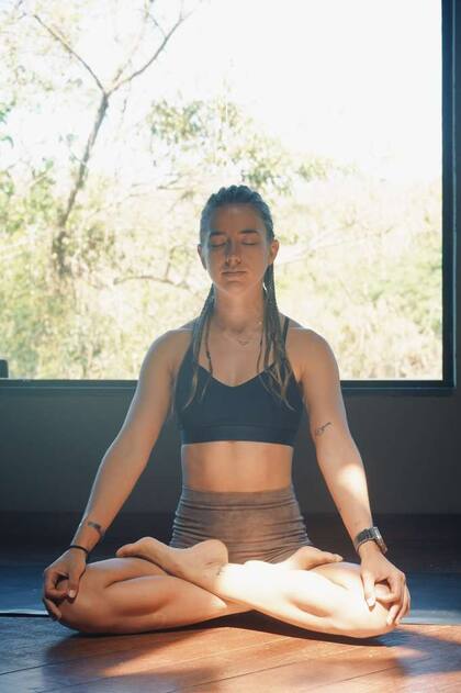 Micaela Pichniy se define a sí misma como exploradora del bienestar e instructora de yoga