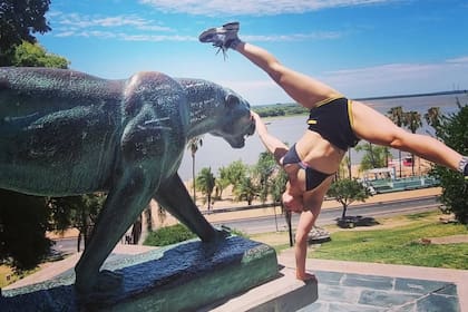 Micaela practica acrobacias en el Parque Urquiza de su Paraná natal