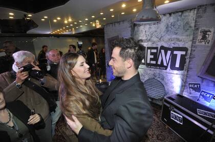 Micaela Tinelli, que con su marca de indumentaria Ginebra suele vestir a Fernando Dente, no se perdió la oportunidad de apoyar a su amigo en la función de prensa de Rent en el Teatro Ópera